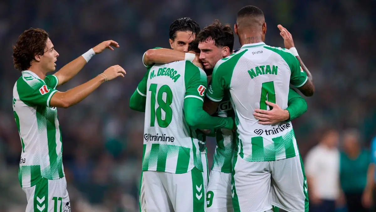 Pemain Real Betis, merayakan gol yang dicetak Troy Parrot sekaligus jadi gol tunggal ke gawang Real madrid. (realbetisweb)