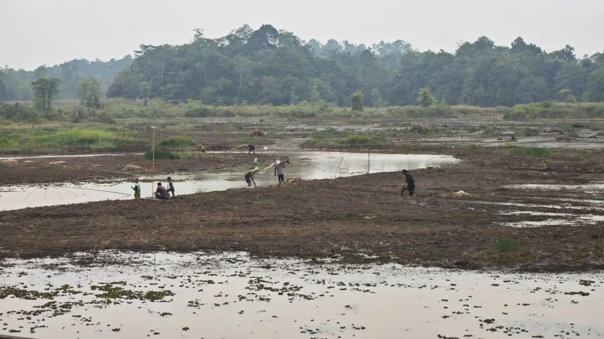 Masyarakat sekitar Bendungan Benanga yang memancing dan menjala ikan. (Adnan Abdul/KoranKaltim.com)