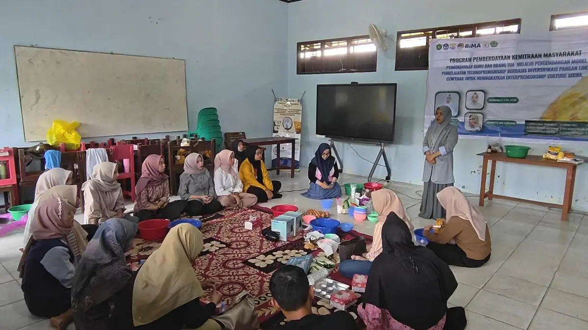 Tim PKM Unmul Latih Guru dan Orang Tua Olah Cempedak Jadi Tiga Produk Kue Bernilai Ekonomi