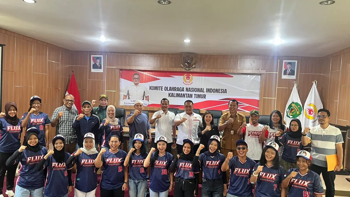 Jajaran pengurus KONI Kaltim memberangkatkan atlet Baseball dan Softball secara resmi di kantor KONI Kaltim. (Foto: Rafik/Korankaltim.com)