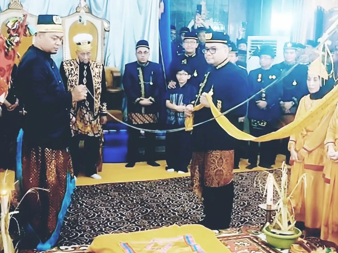 Bupati Kukar saat menghadiri prosesi Bepelas malam terakhir Erau 2026. (Foto: Heri/Korankaltim.com)