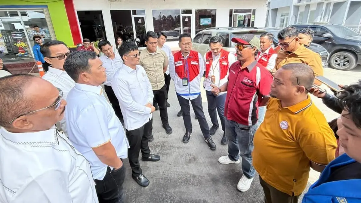 Pihak Pertamina Patra Niaga bersama perwakilan pemerintah daerah dan pengelola SPBU berkoordinasi langsung di lapangan untuk meninjau pelayanan serta kelancaran penyaluran BBM di Kalimantan Timur. Foto: Pertamina Patra Niaga