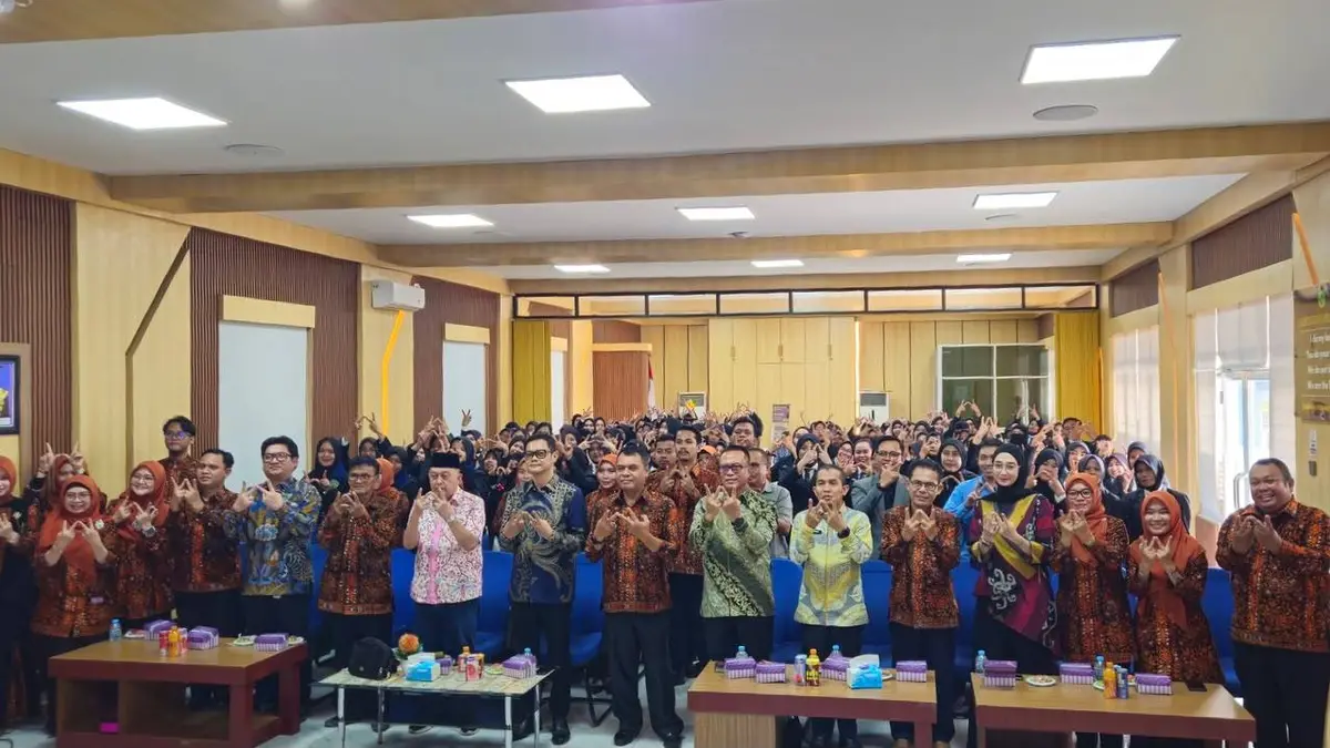 Hadiri Yudisium 125 Guru PAUD-TK di UWGM Samarinda, Hendra Wahyudi Dorong Sertifikasi