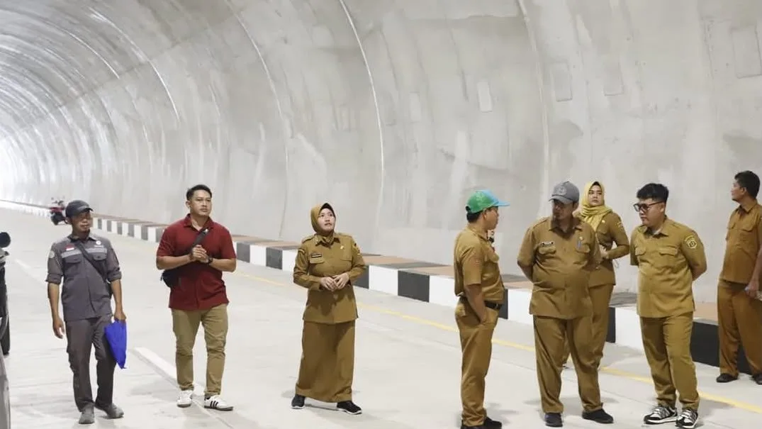 Sekretaris Daerah Kota Samarinda Neneng Chamelia Shanti bersama jajaran saat meninjau progres fisik Terowongan Samarinda pada Juli lalu. (Foto: Dok.Pemkot Samarinda)