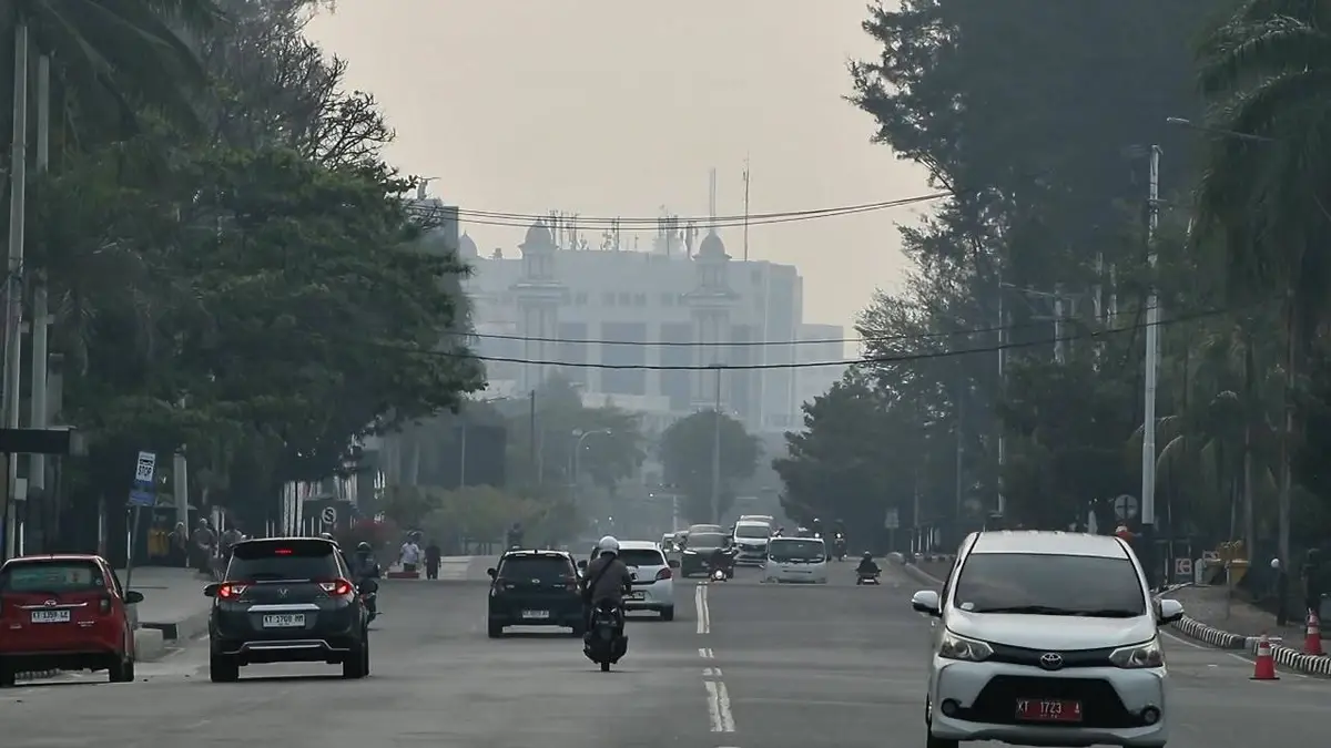 Kondisi Kota Balikpapan yang kembali dilanda kabut asap yang mengakibatkan penurunan jarak pandang. (Januar/Korankaltim.com)